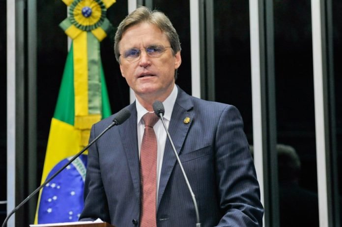 Descrição da imagem #PraCegoVer: A imagem está no formato retangular, na horizontal. O senador Dário Berger, durante sessão no Senado Federal. Fim da descrição