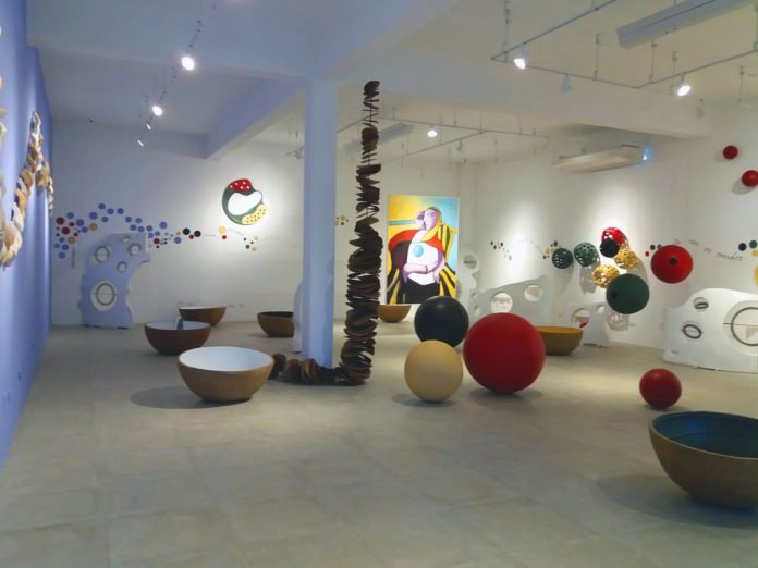 Descrição da imagem #PraCegoVer: Imagem no formato retangular, na horizontal. Nela é possível ver a Sala das Esferas do Museu da Imaginação. Nesta sala estão dispostos diversas obras de arte, entre quadros e objetos orgânicos, que podem ser tocados, despertando o interesse das crianças pela arte. Fim da descrição.