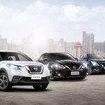 Descrição da imagem #PraCegoVer: Imagem em formato retangular, na horizontal. Nela estão quatro modelos de automóveis da marca Nissan. Todos eles podem ser vendidos com isenções de impostos para pessoas com deficiência. Os modelos estão enfileirados e ao fundo é possível ver uma paisagem urbana, com prédios. Fim da descrição.