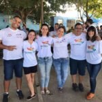 Descrição da imagem #PraCegoVer: Imagem no formato quadrado. Nela estão seis profissionais que realizaram os atendimentos durante o festival de atletas realizado em Belém. Na imagem estão dois homens e quatro mulheres. Todos usam uma camiseta do programa Atleta Saudável da Olimpíadas Especiais Brasil. A foto foi feita durante o evento, realizado em uma escola de Belém. Fim da descrição.