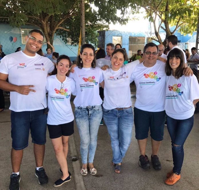 Descrição da imagem #PraCegoVer: Imagem no formato quadrado. Nela estão seis profissionais que realizaram os atendimentos durante o festival de atletas realizado em Belém. Na imagem estão dois homens e quatro mulheres. Todos usam uma camiseta do programa Atleta Saudável da Olimpíadas Especiais Brasil. A foto foi feita durante o evento, realizado em uma escola de Belém. Fim da descrição.