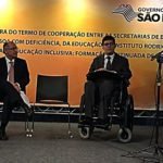 Descrição da imagem #PraCegoVer: Imagem no formato retangular, na horizontal. Nela, a secretária Linamara Rizzo Battistella está ao microfone, durante seu discurso. Ela é observada pelo secretário adjunto da Educação, Francisco Carbonari, pelo governador do estado de São Paulo, Geraldo Alckmin e por Rodrigo Mendes, que está em sua cadeira de rodas. Fim da descrição.