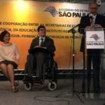 Descrição da imagem #PraCegoVer: Imagem no formato quadrado. Nela estão, sentados, a secretária Linamara Rizzo Battistella e Rodrigo Mendes, que acompanham o discurso do governador do estado de São Paulo, Geraldo Alckmin. Fim da descrição.