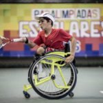Descrição da imagem #PraCegoVer: Imagem no formato retangular, na horizontal. Nela, o atleta João Lucas Takaki disputa uma competição de tênis em cadeira de rodas durante as Paralimpíadas Escolares. Fim da descrição.