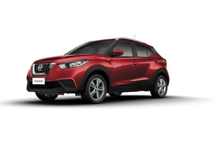 Descrição da imagem #PraCegoVer: Imagem no formato retangular, na horizontal. Nela está a imagem do modelo crossover Nissan Kicks exclusivo para pessoas com deficiência. O carro, SUV, é vermelho e está na diagonal. Fim da descrição.