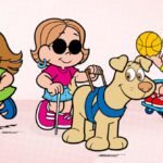 Descrição da imagem #PraCegoVer: Imagem no formato retangular, na horizontal. Nela estão três personagens da Turma da Mônica, que tem deficiência. São eles a Tati, que tem síndrome de Down, a Dorinha, que tem deficiência visual, e o Lucca, que tem deficiência física. No lado esquerdo da imagem está a personagem Tati, ela usa um vestido verde e sapatos azuis. A menina está brincando com uma bola colorida. No centro da imagem está Dorinha, que está acompanhada de seu cão-guia. Dorinha usa blusa e tênis na cor pink, saia azul. Ela usa um óculos escuro e uma bengala branca. Do lado direito está o Lucca, que brinca com uma bola. Ele está sentado em sua cadeira de rodas. Fim da descrição.