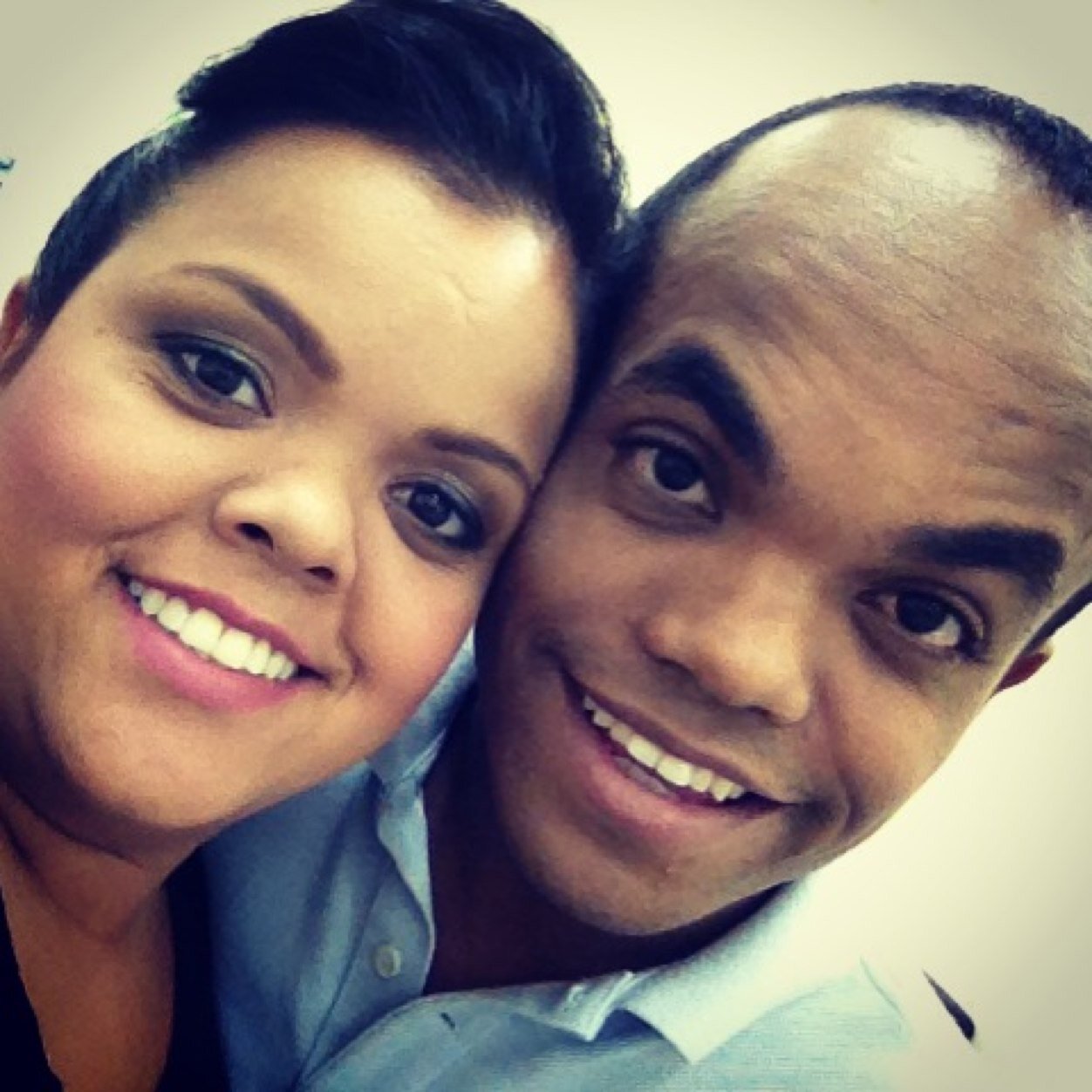 Descrição da imagem #PraCegoVer: Imagem no formato quadrado. Nela, o casal Juliana e Marquinhos estão em close. Eles sorriem. Fim da descrição.