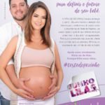 Descrição da imagem #PraCegoVer: A imagem está no formato retangular, na vertical. Trata-se de um dos anúncios da campanha  Junho Lilás para destacar a relevância do Teste do Pezinho. Na imagem está o casal de cantores Maria Cecilia e Rodolfo. Ela está na frente, com um top e uma calça branca. Rodolfo está atrás, com as mãos na barriga de Maria Cecilia. Ao lado da imagem deles, tem um texto destacando a importância da realização do exame. Fim da descrição.