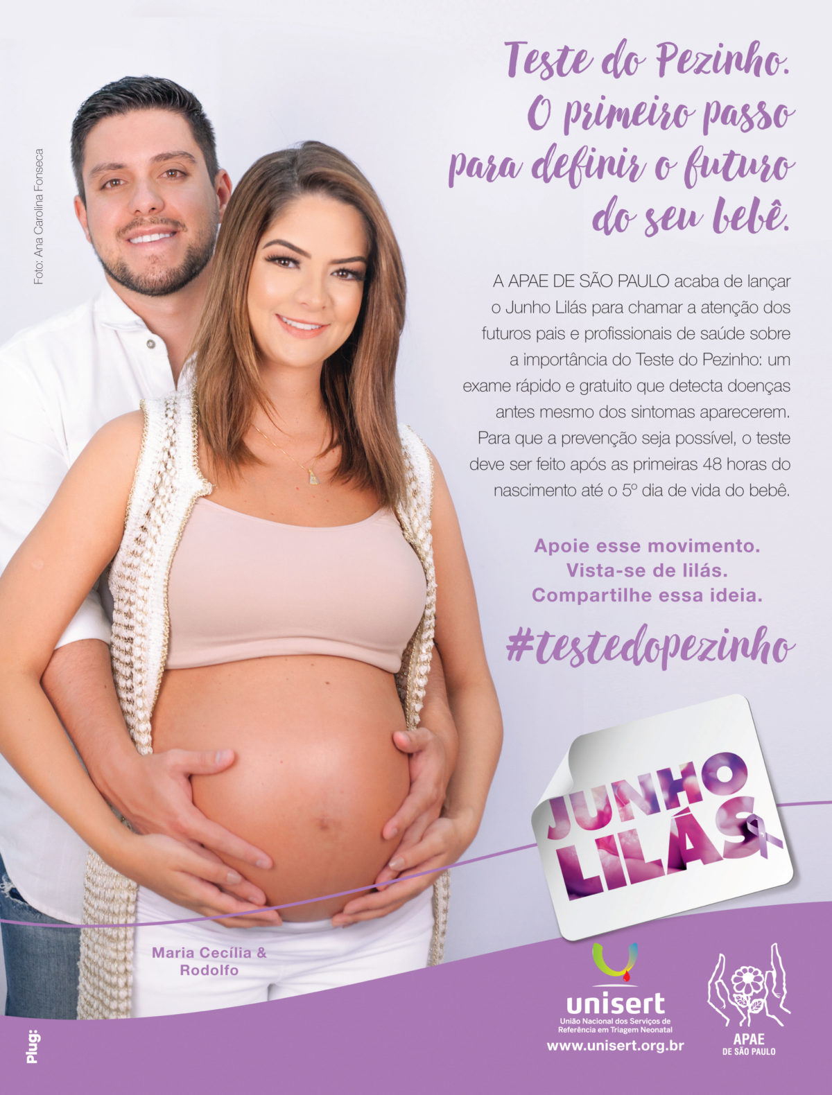 Descrição da imagem #PraCegoVer: A imagem está no formato retangular, na vertical. Trata-se de um dos anúncios da campanha Junho Lilás para destacar a relevância do Teste do Pezinho. Na imagem está o casal de cantores Maria Cecilia e Rodolfo. Ela está na frente, com um top e uma calça branca. Rodolfo está atrás, com as mãos na barriga de Maria Cecilia. Ao lado da imagem deles, tem um texto destacando a importância da realização do exame. Fim da descrição.