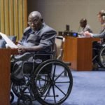Descrição da imagem #PraCegoVer: Imagem no formato retangular, na horizontal. A imagem tem alguns participantes das reuniões da convenção da ONU, em Nova Iorque. Nela aparecem dois homens cadeirantes, sentados em mesas de madeira. Eles acompanham alguma das reuniões do evento. Fim da descrição.