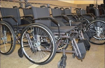 Descrição da imagem #PraCegoVer: A imagem está no formato retangular, na horizontal. Nela é possível ver muitas cadeiras de rodas, doadas pelo programa Passo à Frente. Elas estão guardadas em uma sala. Fim da descrição.