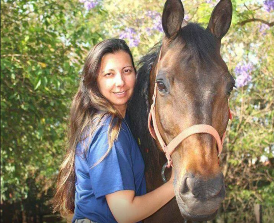 Descrição da imagem #PraCegoVer: A imagem está no formato quadrado. Nela, Eliane está ao lado de seu cavalo. Fim da descrição.