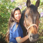 Descrição da imagem #PraCegoVer: A imagem está no formato quadrado. Nela, Eliane está ao lado de seu cavalo. Fim da descrição.