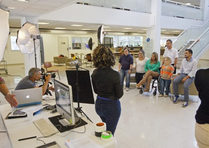Descrição da imagem: #PraCegoVer: A imagem está no formato retangular, na horizontal. Nela estão alguns funcionários com deficiência do Senac-SP, durante uma sessão de fotos para o catálogo da instituição. Na imagem estão profissionais com deficiência física, intelectual, auditiva e com nanismo. Fim da descrição.