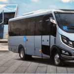 Descrição da imagem #PraCegoVer: A imagem está no formato retangular, na horizontal. Nela foi feita uma montagem em que o micro-ônibus aparece no primeiro plano, com a posta fechada, e visto na diagonal, e em segundo plano, ao fundo, ele está com a porta aberta, mostrando o elevador de transferência dos passageiros. Fim da descrição.