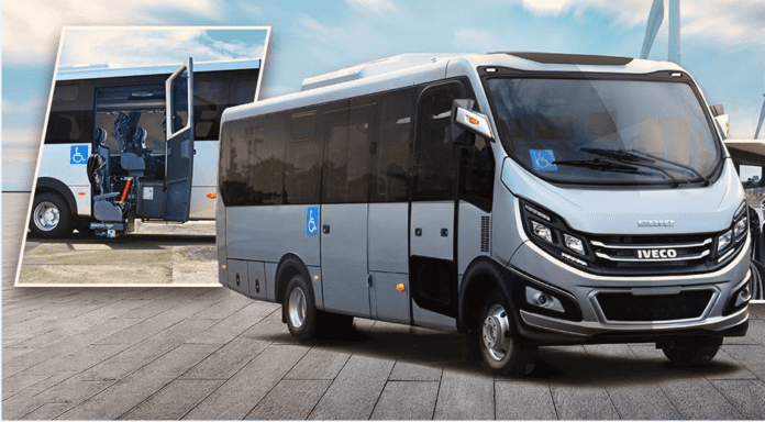 Descrição da imagem #PraCegoVer: A imagem está no formato retangular, na horizontal. Nela foi feita uma montagem em que o micro-ônibus aparece no primeiro plano, com a posta fechada, e visto na diagonal, e em segundo plano, ao fundo, ele está com a porta aberta, mostrando o elevador de transferência dos passageiros. Fim da descrição.
