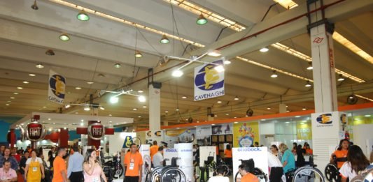 Descrição da imagem #PraCegoVer: A imagem está no formato retangular, na horizontal. Nela é possível ver um dos corredores do evento, em uma edição anterior. É possível ver uma grande movimentação de pessoas e alguns produtos expostos. Fim da descrição.