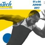 Descrição da imagem #PraCegoVer: A imagem está no formato retangular, na horizontal. Nela está a imagem de um atleta e seu movimento deixa claro que a foto foi feita durante uma corrida. Ele está de lado, usa uma roupa esportiva e tem o braço direito para traz e o braço esquerdo levantado, à frente do rosto. No canto superior esquerdo da imagem está a imagem um coração azul com os símbolos das deficiências dentro, em branco. Ao lado do coração está escrito Reatech, também em azul. No canto superior direito, estão as informações do evento, como data, hora e local. A imagem tem um fundo branco e atrás do atleta existe uma faixa descontinuada na cor amarelo e um pequeno círculo azul. Fim da descrição.