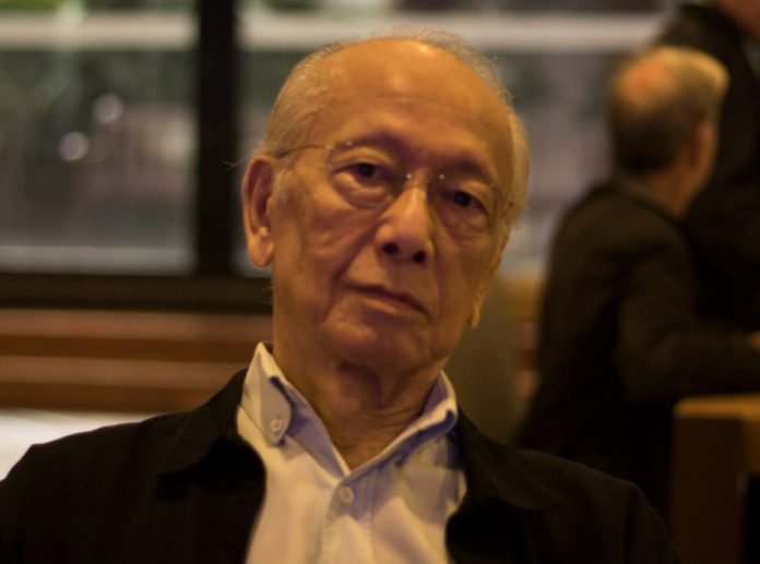 Descrição da imagem: Foto do professor Romeu Kazumi Sassaki. Ele usa camisa branca e jaqueta preta. Fim da descrição.