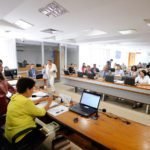 Descrição da imagem #PraCegoVer: Imagem no formato retangular, na horizontal. Nela vemos uma sala onde acontece uma reunião da comissão de direitos humanos, em Brasília. Fim da descrição.