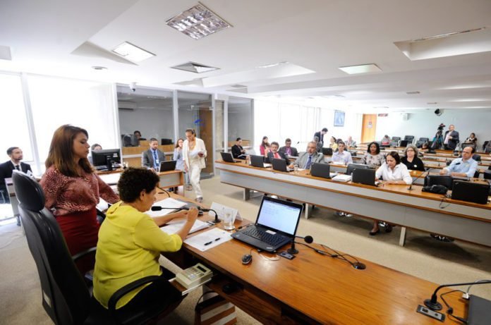 Descrição da imagem #PraCegoVer: Imagem no formato retangular, na horizontal. Nela vemos uma sala onde acontece uma reunião da comissão de direitos humanos, em Brasília. Fim da descrição.