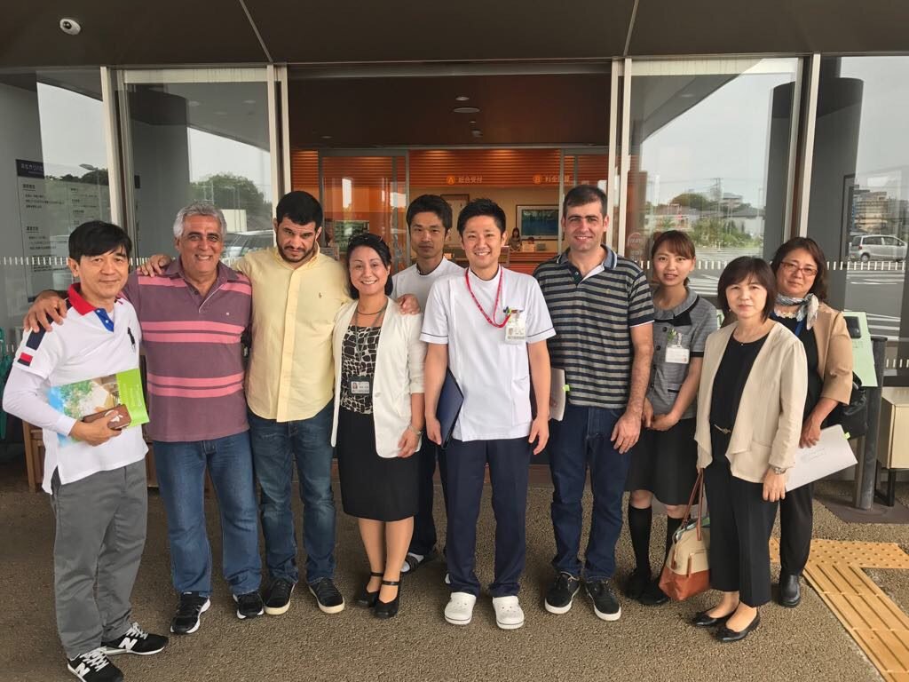 Descrição da imagem #PraCegoVer: Imagem no formato retangular, na horizontal. O presidente do CPB, Mizael Conrado, está acompanhado de parte da delegação brasileira que realizou viagem técnica para o Japão. Na imagem vemos um grupo de dez pessoas, sendo seis homens e quatro mulheres, enfileirados, em uma calçada. Todos estão sorrindo. Fim da descrição.