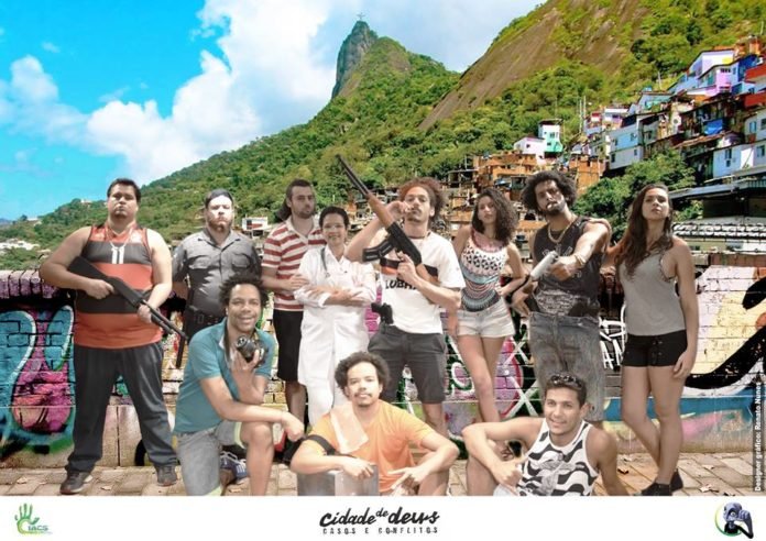Descrição da imagem #PraCegoVer: Imagem no formato retangular, na horizontal. Uma montagem. Ao fundo temos a imagem de um morro carioca. Em primeiro plano, temos a imagem dos 11 atores da peça. Fim da descrição.