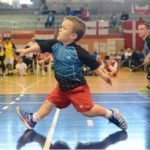 Descrição da imagem #PraCegoVer: Imagem no formato retangular, na horizontal. Uma disputa de parabadminton. Na quadra estão dois jogadores com nanismo. Fim da descrição.