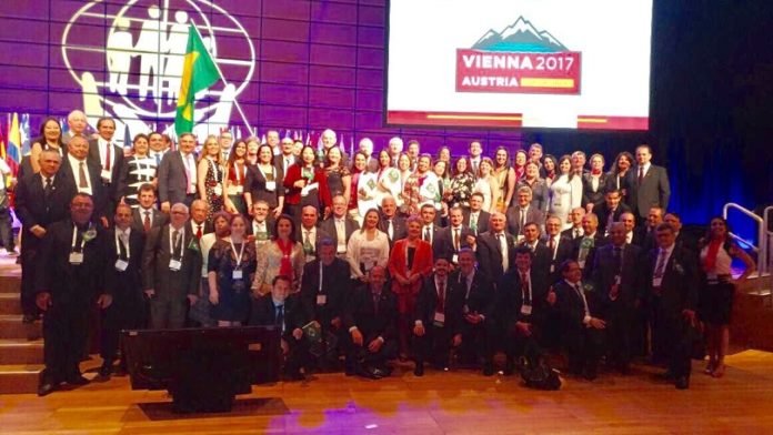 Descrição da imagem #PraCegoVer: Imagem no formato retangular, na horizontal. O grupo de participantes da conferência mundial do Woccu, realizada em Viena, na Áustria. Muitas pessoas estão juntas no auditório do evento. Fim da descrição.