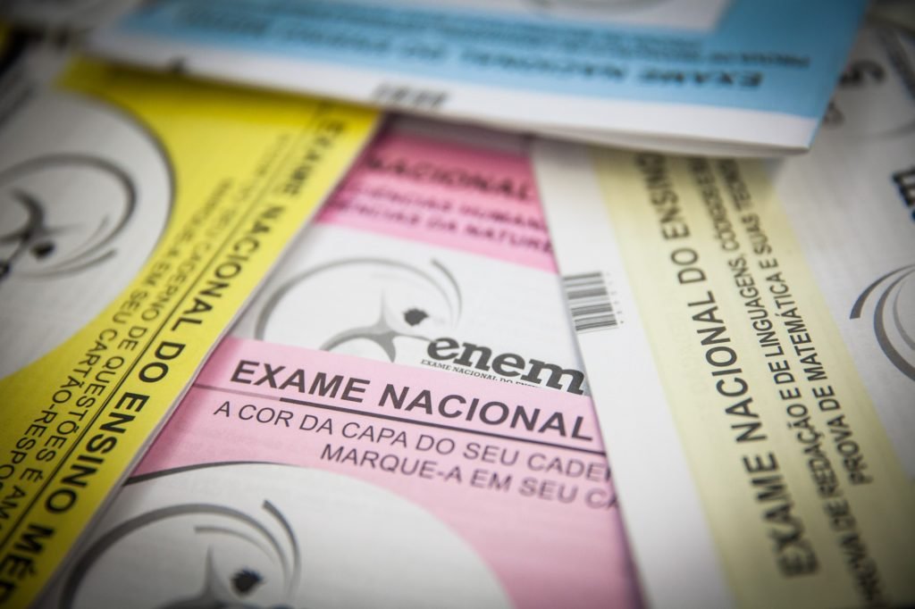 Descrição da imagem #pracegover: Algumas provas do Enem estão sobrepostas. Fim da descrição.