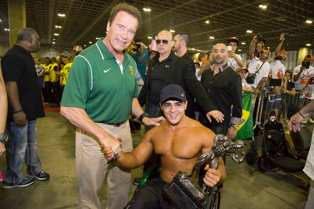 Descrição da imagem #PraCegoVer: Imagem no formato retangular, na horizontal. O fisiculturista Rafael da Silva e Sousa com Arnold Schwarzenegger durante o Arnold Classic Brasil. Fim da descrição.