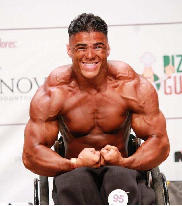 Descrição da imagem #PraCegoVer: Imagem no formato retangular, na horizontal. O fisiculturista Rafael da Silva e Sousa, atual campeão brasileiro de bodybuilding, durante uma de suas performances. Fim da descrição.