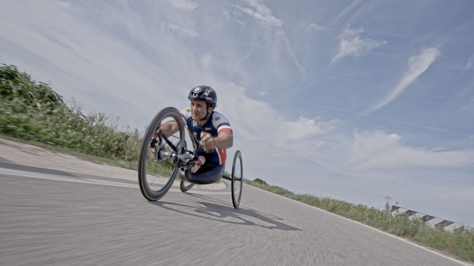 Descrição da imagem #PraCegoVer: Imagem no formato retangular, na horizontal. Cena do documentário '50 x Rio'. O paratleta Alex Zanardi em uma de suas disputas durante as paralimpíadas do Rio de Janeiro. Fim da descrição.