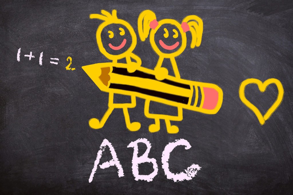 Descrição da imagem #PraCegoVer: Imagem no formato retangular, na horizontal. Uma lousa preta com um desenho feito com giz amarelo de duas crianças, um menino e uma menina, que estão lado a lado e seguram um lápis. Na lateral esquerda está uma conta e na lateral direita, um coração. Abaixo estão as letras A B C, escritas com giz branco. Fim da descrição.