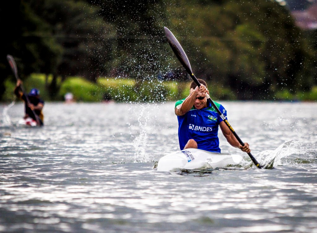 Descrição da imagem #PraCegoVer: Imagem no formato retangular, na horizontal. O atleta Caio Ribeiro, durante disputa no Mundial de Paracanoagem. Ele está em seu caiaque, e usa uniforme da delegação brasileira, na cor azul. Fim da descrição.