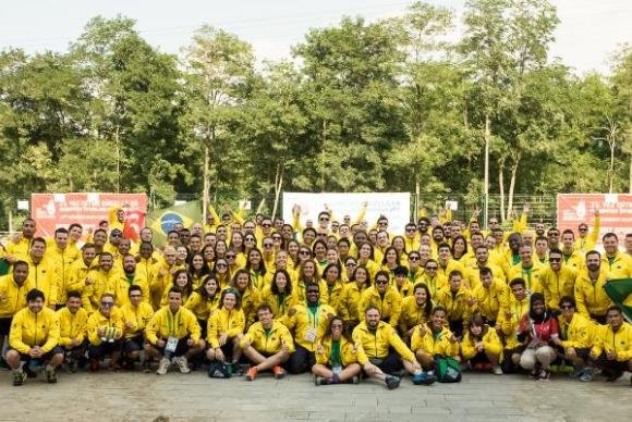 Descrição da imagem #PraCegoVer: Imagem no formato retangular, na horizontal. A delegação brasileira que participou da Surdolimpíada. Todos estão uniformizados com moletom nas cores verde e amarelo. Fim da descrição.