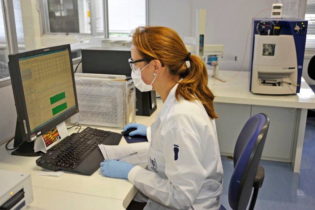 Descrição da imagem #PraCegoVer: Imagem no formato retangular, na horizontal. Uma profissional trabalha no laboratório da APAE DE SÃO PAULO. Fim da descrição.