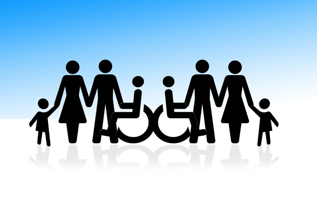 Descrição da imagem #PraCegoVer: Imagem no formato retangular, na horizontal. Uma ilustração com fundo azul e ícones, em preto, de diversas pessoas, entre elas, duas pessoas com deficiência, que são cadeirantes. Fim da descrição.