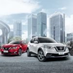 Descrição da imagem #PraCegoVer: Imagem em formato retangular, na horizontal. Nela estão quatro modelos de automóveis da marca Nissan. Todos eles podem ser vendidos com isenções de impostos para pessoas com deficiência. Os modelos estão enfileirados e ao fundo é possível ver uma paisagem urbana, com prédios. Fim da descrição.