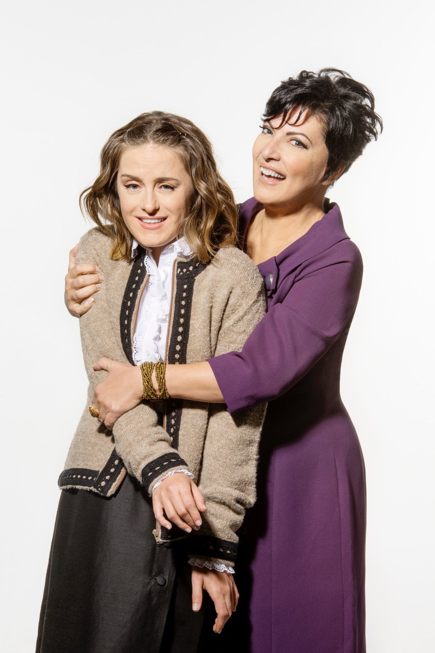 Descrição da imagem #PraCegoVer: Imagem no formato retangular, na vertical. As atrizes Alessandra Maestrini e Mirna Rubim, protagonistas do musical O som da sílaba. Fim da descrição.