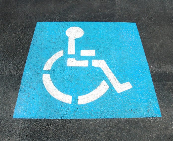Descrição da imagem #PraCegoVer: Imagem no formato quadrado. Vaga de estacionamento reservado para pessoas com deficiência. Fim da descrição.