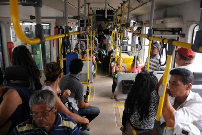 Descrição da imagem #PraCegoVer: Imagem no formato retangular, na horizontal. O interior de um ônibus no Distrito Federal. Fim da descrição.