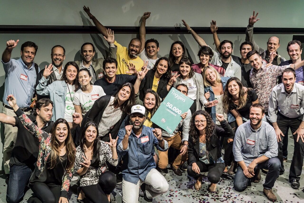 Descrição da Imagem #PraCegoVer: Imagem no formato retangular, na horizontal. Muitas pessoas reunidas, festejando durante a final do programa Triggers. Fim da descrição.