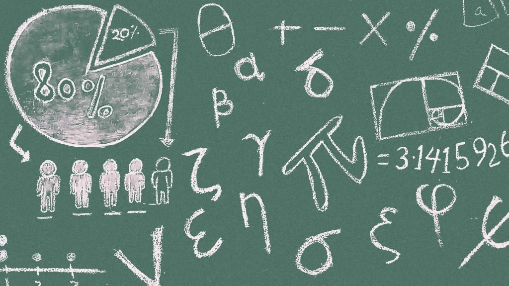 Descrição da imagem #PraCegoVer: Imagem no formato retangular, na horizontal. Uma lousa verde com diversas imagens e fórmulas de matemática, feitas com giz branco. Fim da descrição.