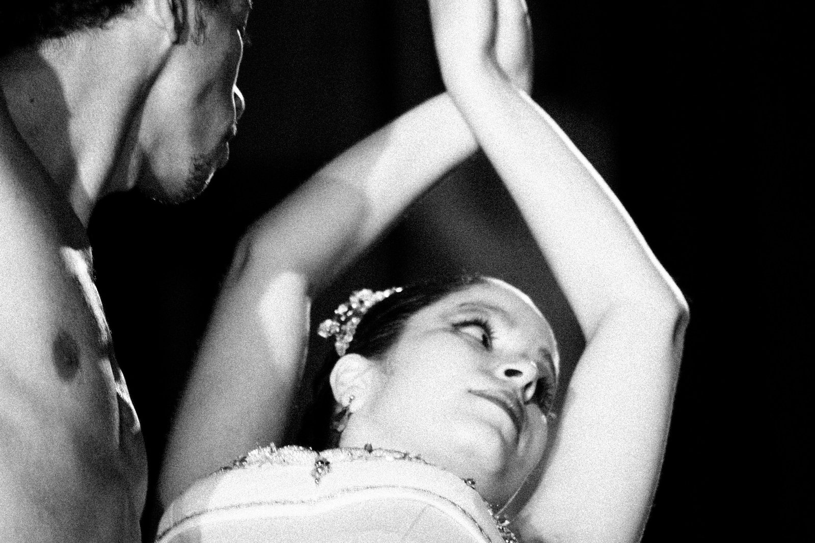Descrição da imagem #PraCegoVer: Imagem no formato retangular, na horizontal. A foto, em preto e branco. Nela, dois bailarinos da cia. de ballet de cegos, um homem e uma mulher, fazem uma coreografia. Fim da descrição.