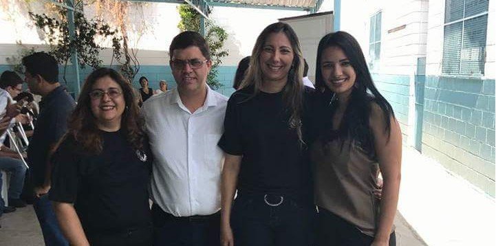 Descrição da mensagem #PraCegoVer: Imagem no formato retangular, na horizontal. Eliane com o prefeito de Carapicuíba e demais autoridades que participaram do evento. Fim da descrição.