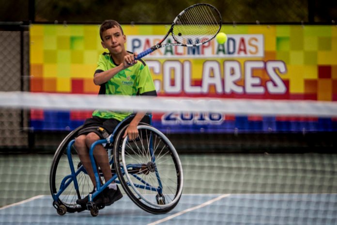 Descrição da imagem #PraCegoVer: Imagem no formato retangular, na horizontal. Nela, um atleta disputa uma competição de tênis em cadeira de rodas durante as Paralimpíadas Escolares de 2016. Fim da descrição.