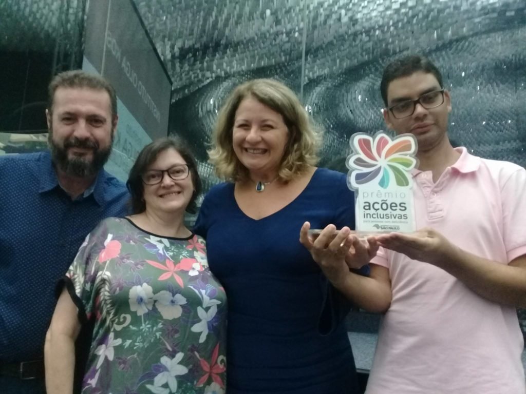 Descrição da imagem #PraCegoVer: Imagem no formato retangular, na horizontal. A superintendente da APAE DE SÃO PAULO com sua equipe, durante a premiação. Fim da descrição.