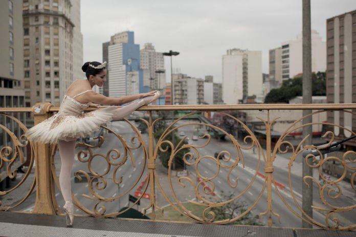 Descrição da imagem #PraCegoVer: Imagem no formato retangular, na horizontal. Bailarina da Cia. Ballet de Cegos Fernanda Bianchini, no Viaduto do Chá. Fim da descrição.