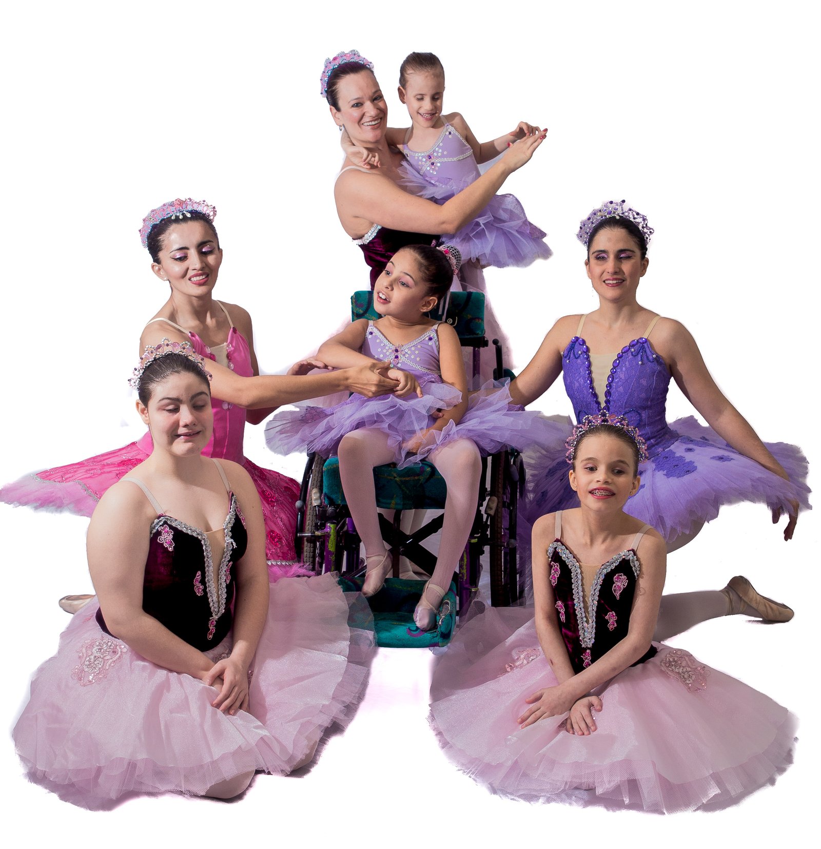 Descrição da imagem #PraCegoVer: Imagem no formato quadrado. Um gripo de bailarinas da Cia. Ballet de Cegos Fernanda Bianchini. Fim da descrição.